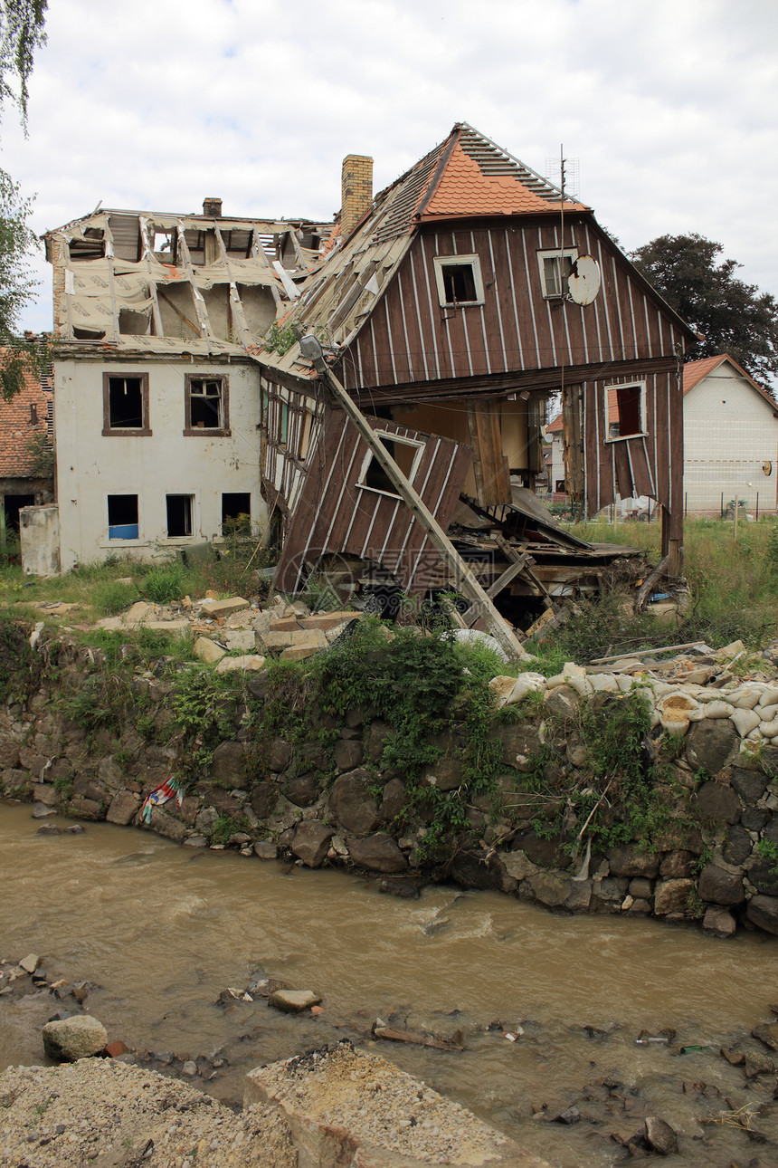 被摧毁的房屋支撑房子灾难损害风险图片