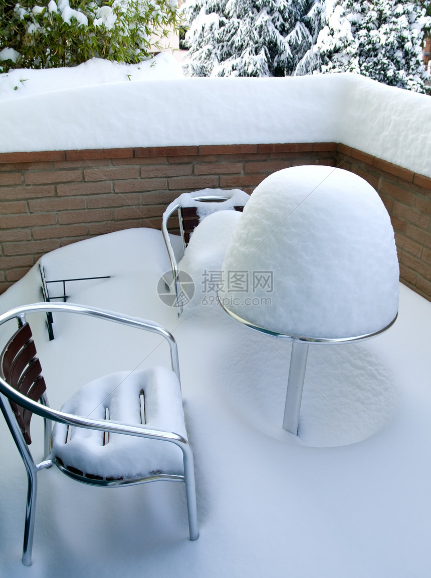 被雪雪覆盖的桌椅椅子白色季节桌子图片