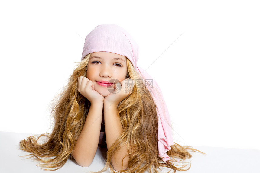 拿着海盗手帕的小女孩 漂亮肖像女孩冒充喜悦幸福童年快乐头发工作室女性女儿图片