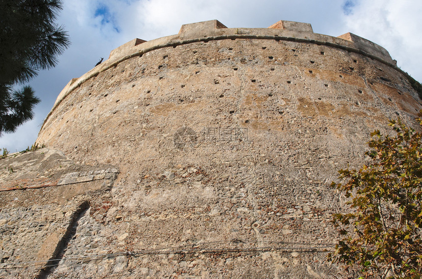 西西里市米拉佐中世纪城堡的圆形堡垒石头历史性建筑旅行天空建筑学房子垛口壁垒历史图片