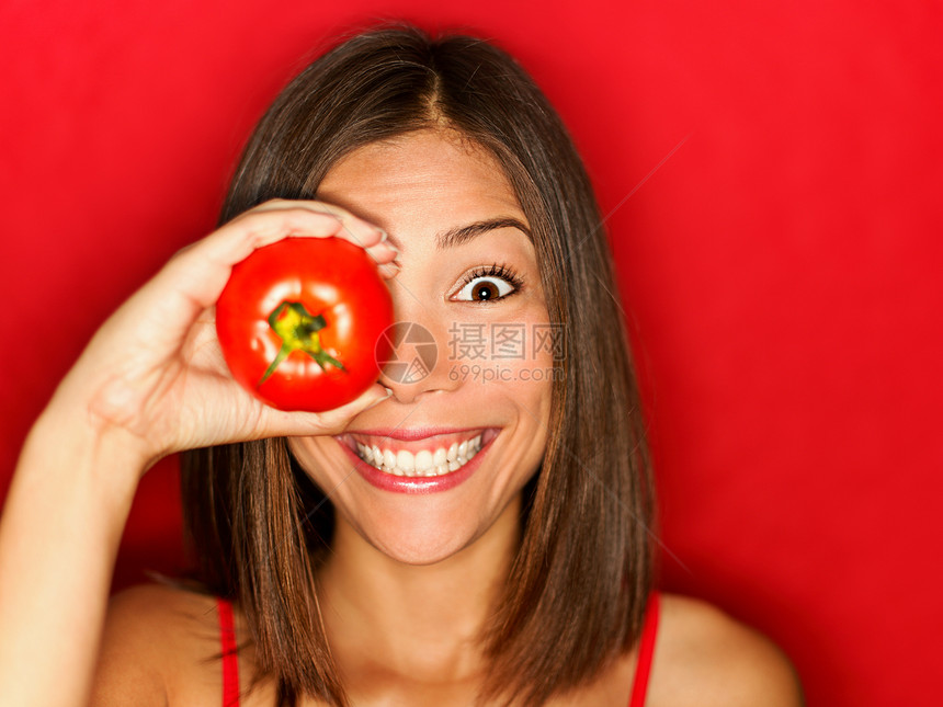 配红番茄的有趣的食物女人图片
