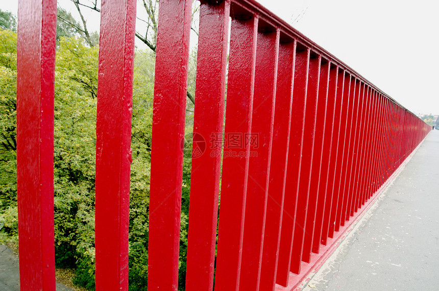 涂有红色背景检查的桥梁护栏图片