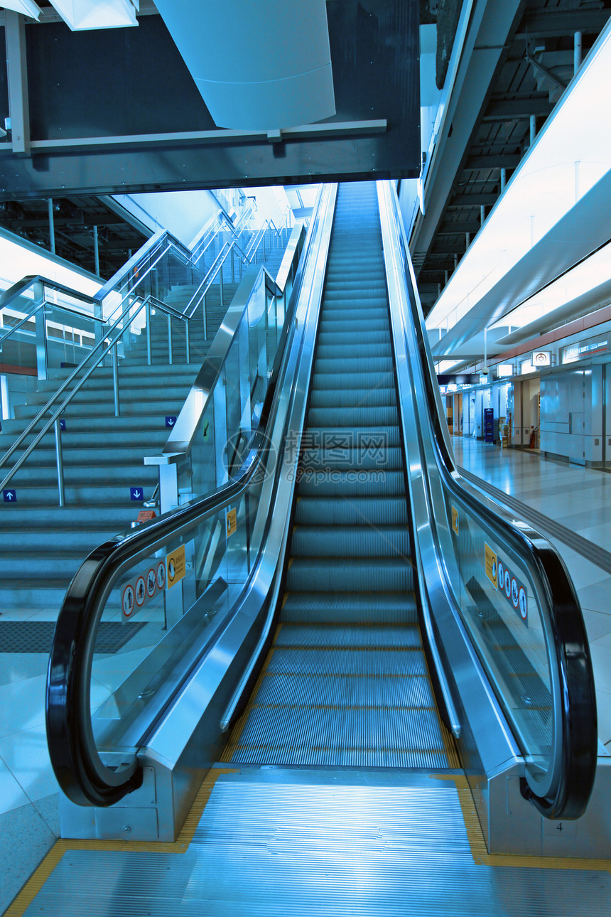 火车站的楼梯自动扶梯地面反射旅行天堂通道商业城市办公室建筑学图片