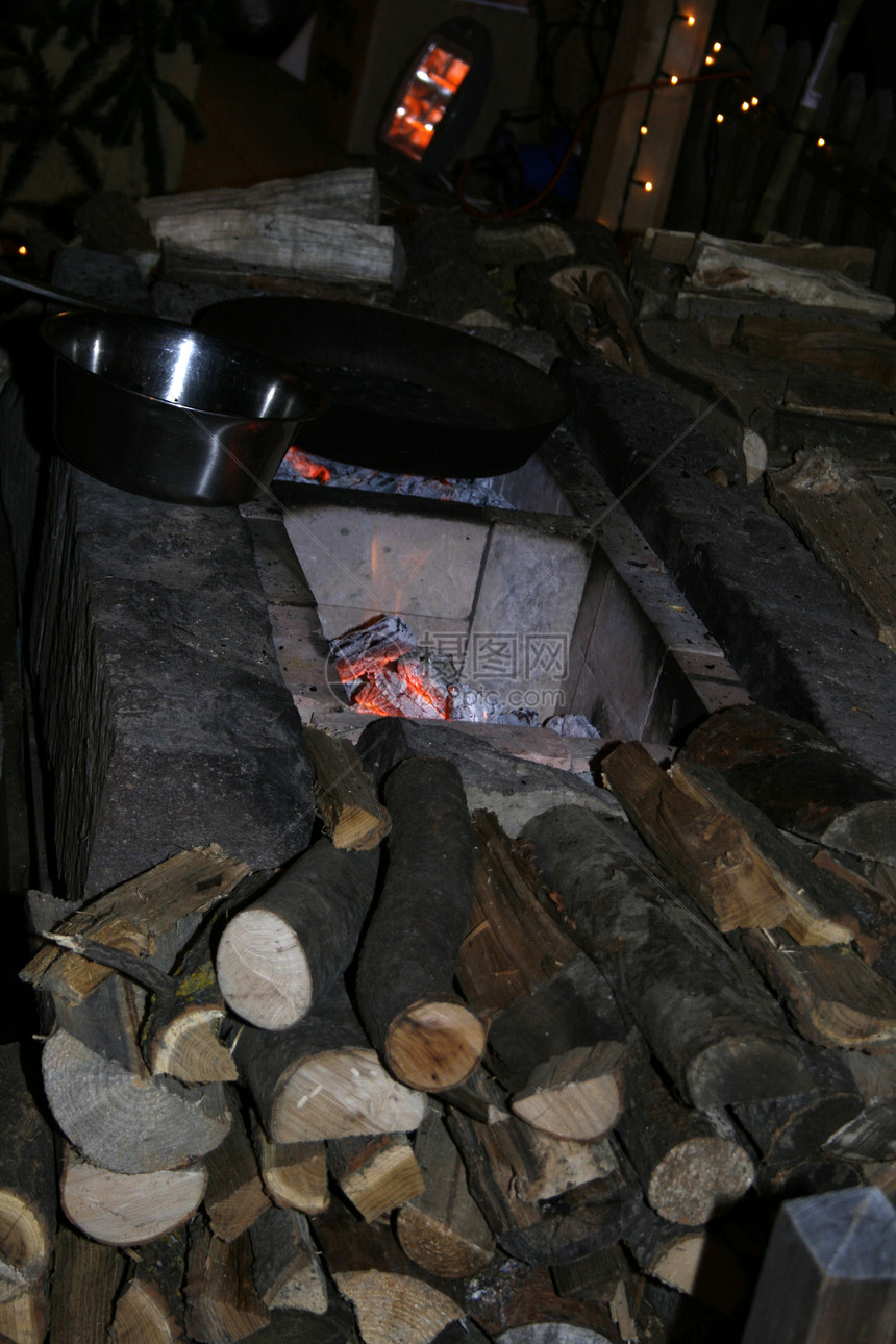 夜间有烧火的壁炉和柴火图片