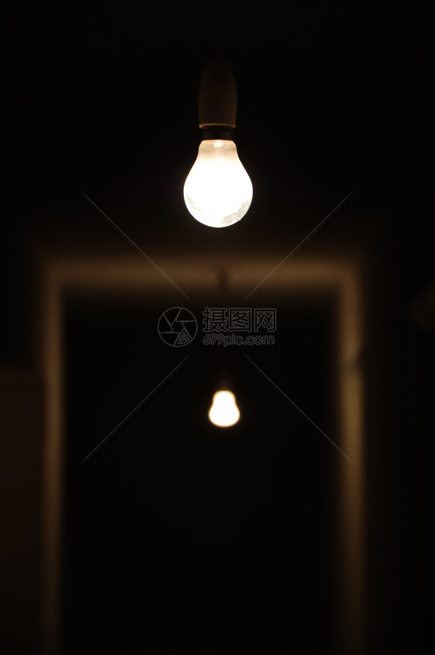 黑暗中的光辉光灯泡大厅走廊犯罪出口地窖反射建筑细胞图片