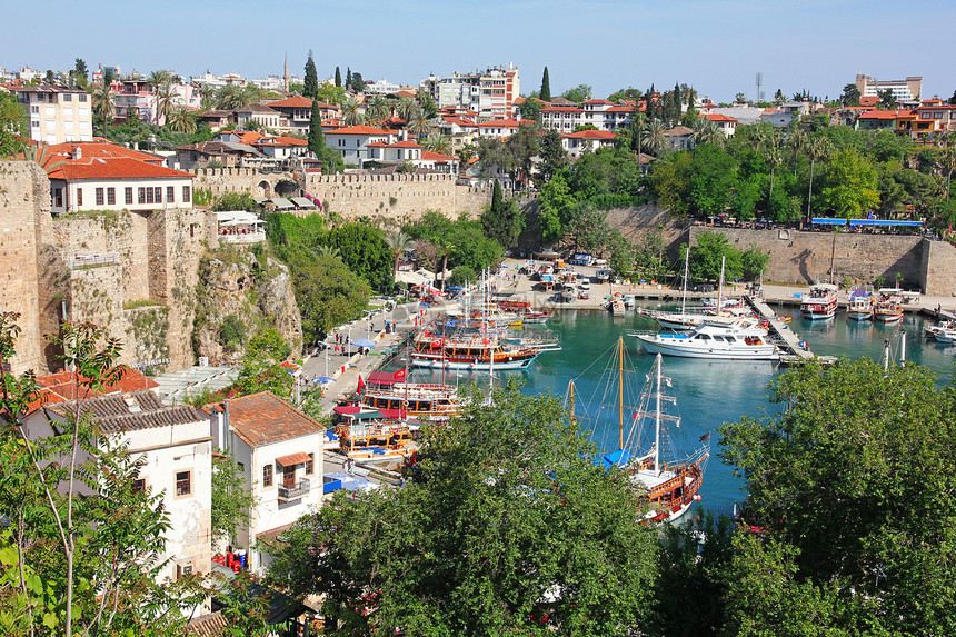 土耳其 安塔利亚镇 港景港口天空岩石景观海滩爬坡文化蓝色帆船游艇图片