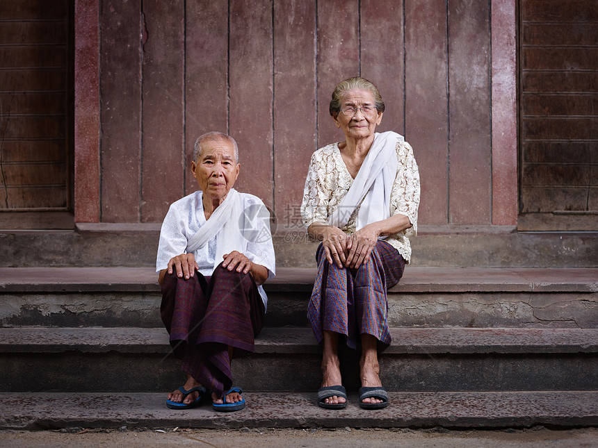 两名高级亚洲女性在看镜头时的肖像家庭短发闲暇衣服退休相机祖母眼镜友谊沉思图片