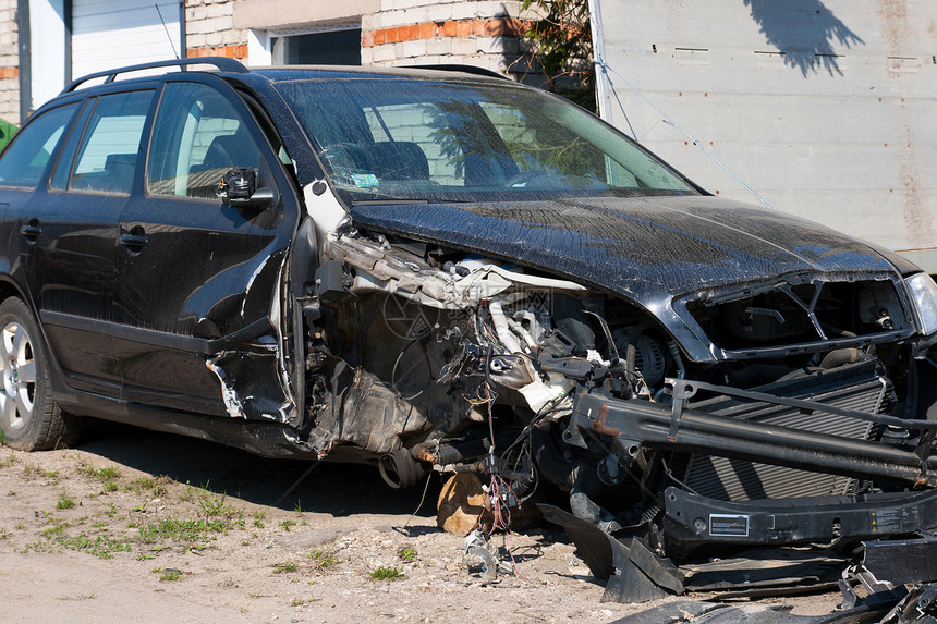 受损车辆保险碰撞损害交通汽车安全情况金属保险杠拆除图片