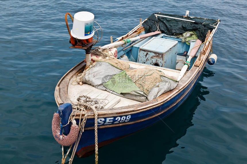 克罗地亚Senj港停泊在克罗地亚Senj的渔民船传统城市渔夫海岸线房屋钓鱼镜子假期旅游渔船图片