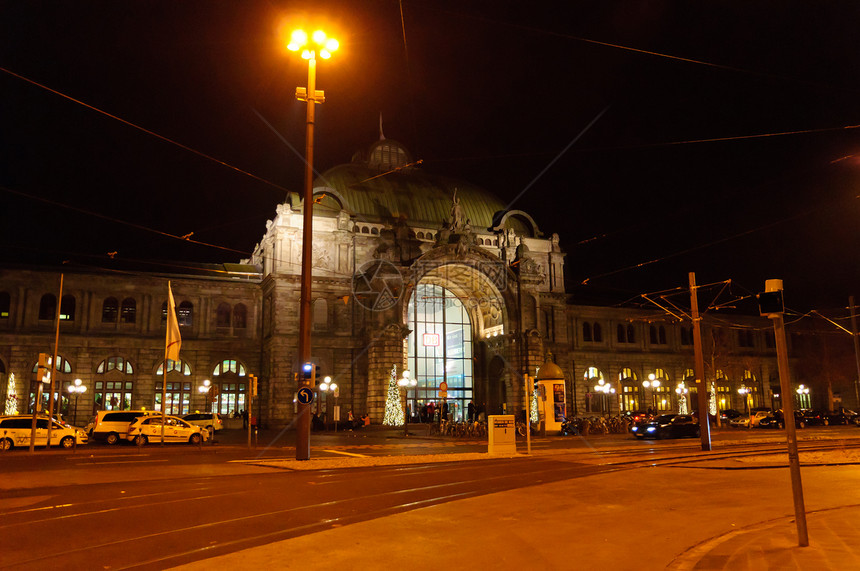 圣诞节的纽伦堡中央车站游客火车站尖塔天空旅游晴天历史建筑观光正方形图片