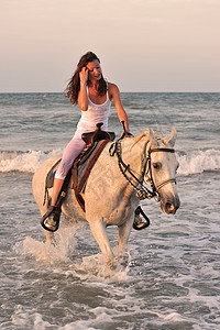 和海中的马骑马微笑白色幸福女孩动物宠物海滩阳光背景图片