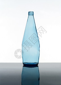蓝瓶瓶子蓝色曲线对象垃圾颜色酒瓶回收玻璃酒精背景图片