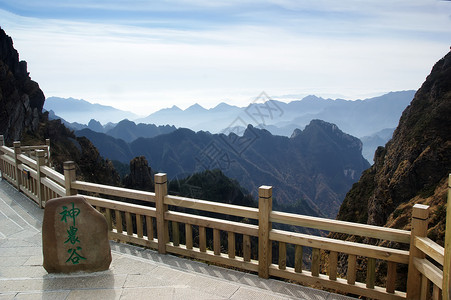 中国湖北申农家山地貌森林旅游松树山脉树木背景图片