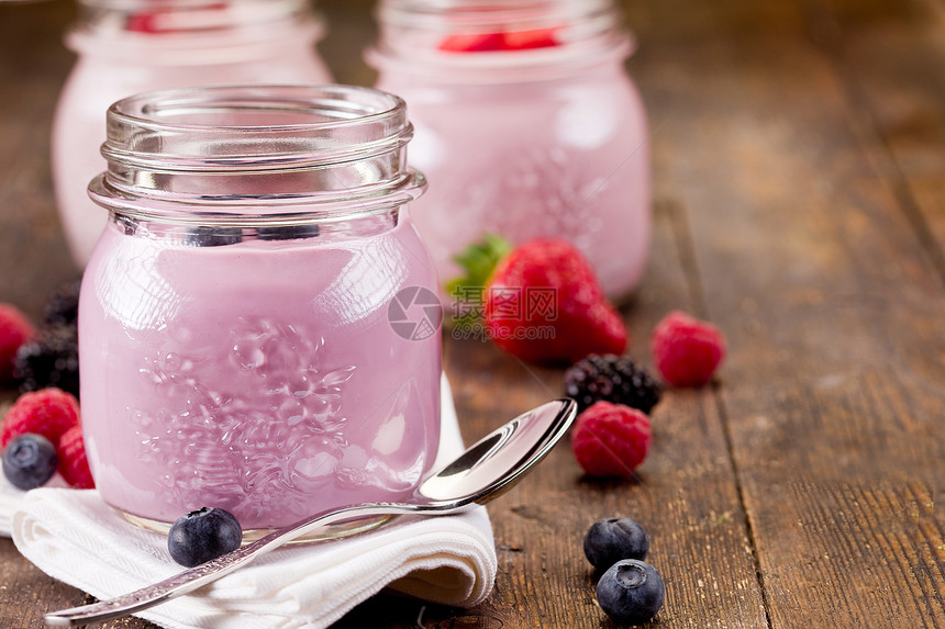 带自制酸奶和浆果的小罐子桌子玻璃甜点饮食静物奶油营养水果勺子木头图片
