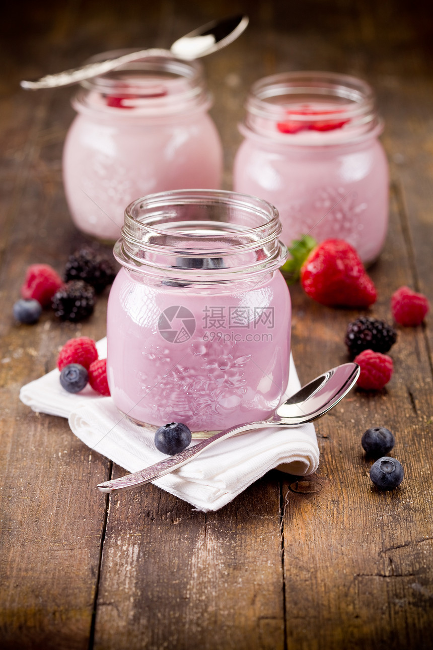 带自制酸奶和浆果的小罐子餐巾玻璃美食奶油食物饮食营养覆盆子勺子奶制品图片