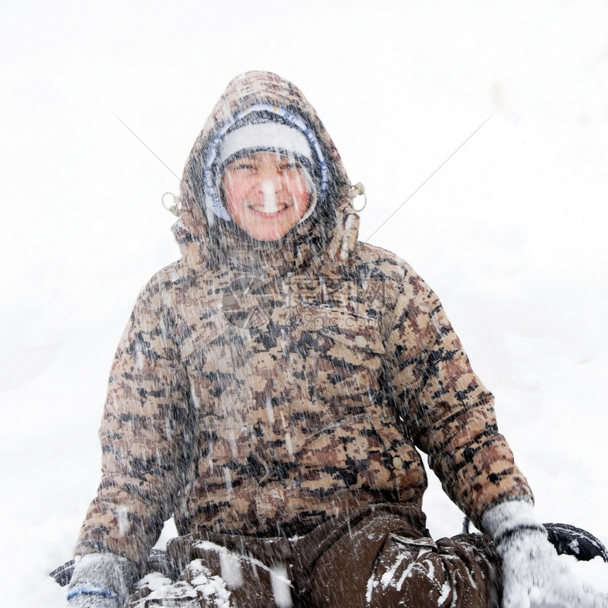 下雪时的男孩冬季肖像图片