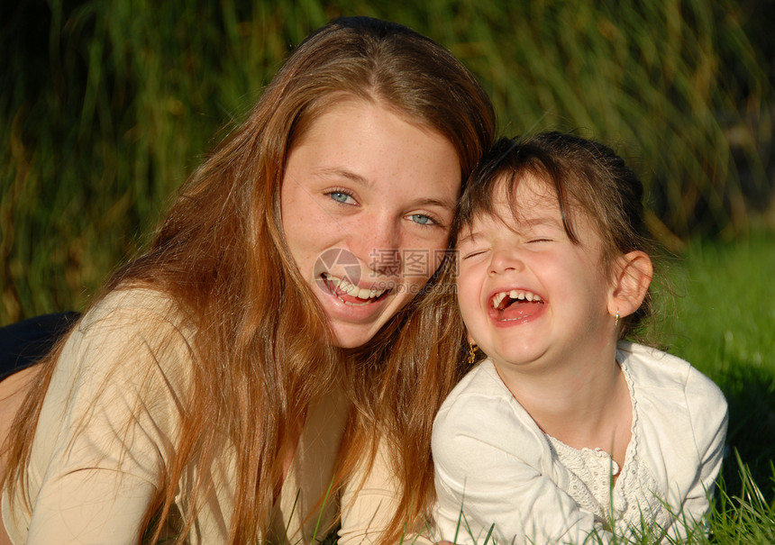 两个大笑姐妹双胞胎孩子牙齿幸福白色棕色头发姐姐母亲孩子们图片