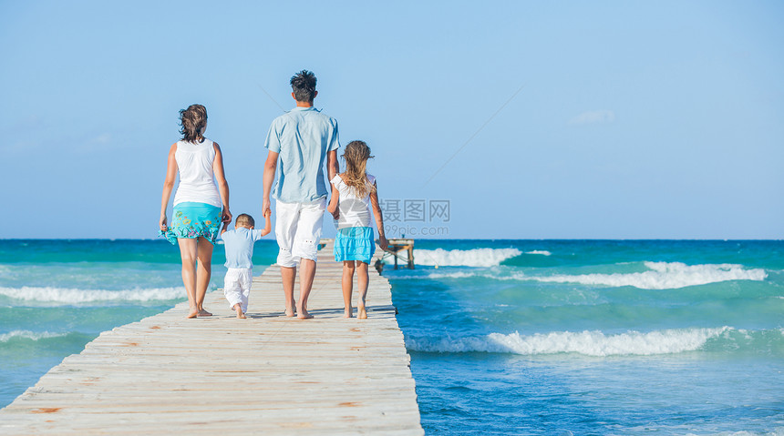 四口四口在海边木制码头上海洋妈妈海岸海岸线母亲男性女性女儿假期女孩图片