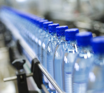 瓶装工业技术机器液体矿物瓶子生产线塑料工厂自动化制造业水高清图片素材