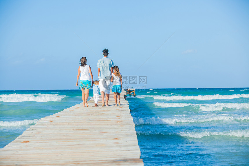 四口四口在海边木制码头上喜悦婴儿热带母亲男生海洋乐趣妈妈儿子幸福图片