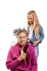 孙女和外祖母家庭头发女性梳子祖母奶奶工作室女孩白色发型老的高清图片素材