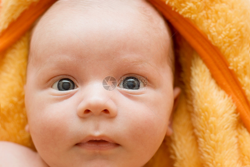 婴孩婴儿喜悦男生毯子童年睡眠快乐眼睛儿子说谎新生图片