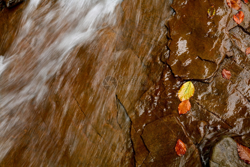 水瀑布岩石石头溪流叶子橙子图片