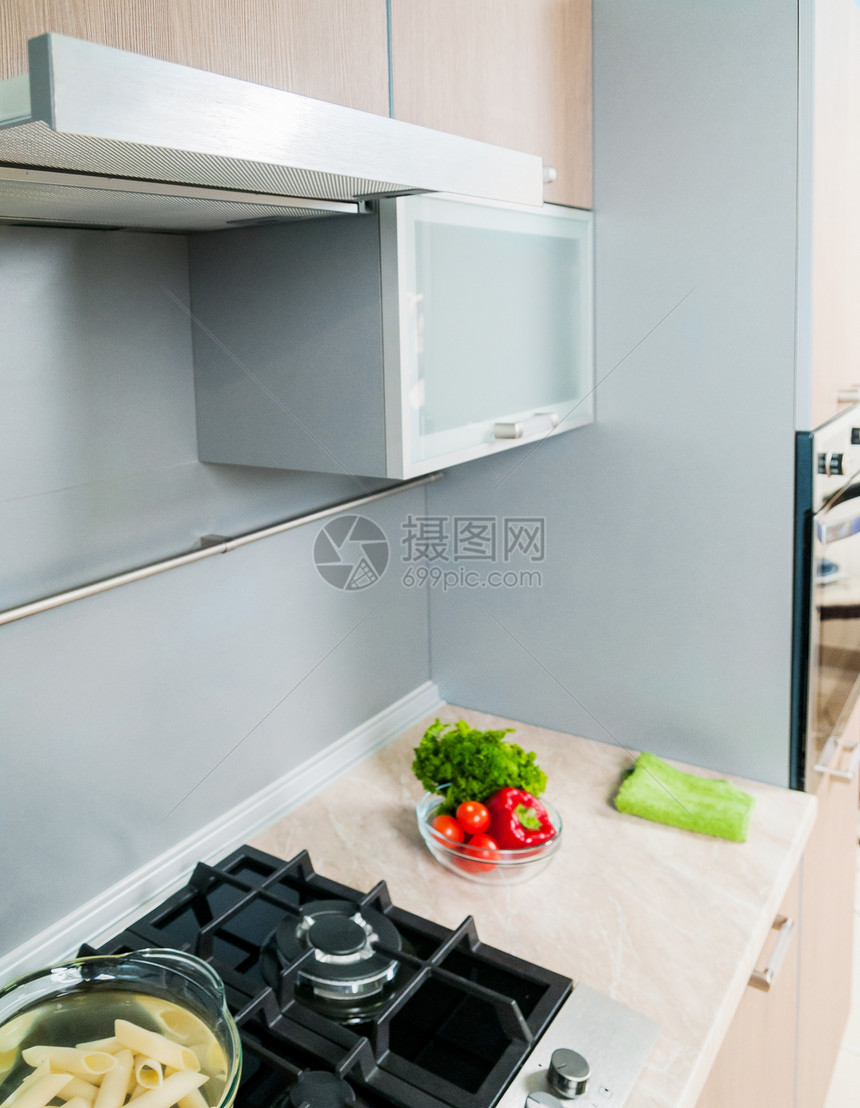 在一个现代厨房中的细节木头壁橱奢华炊具柜台房子风格装饰烹饪工作台图片