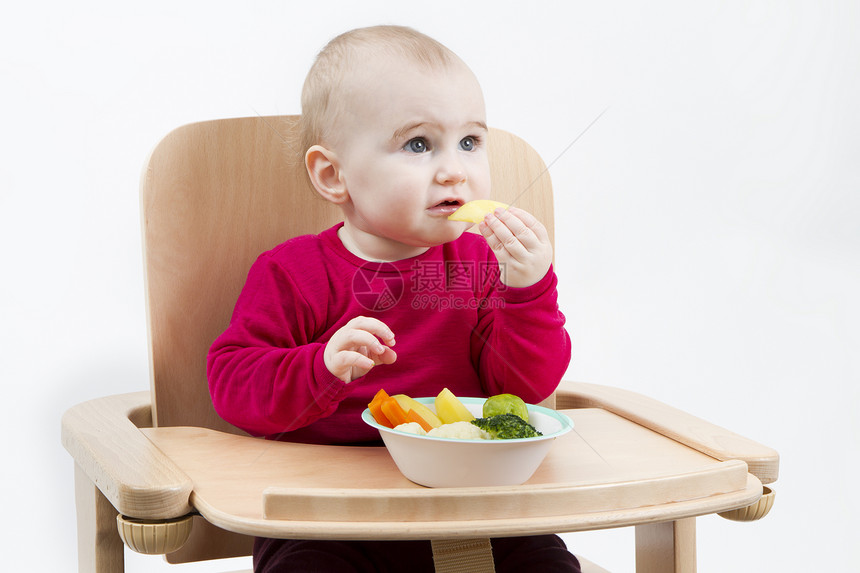以高椅子吃饭的幼儿小菜辅食蔬菜营养品土豆婴儿食物木头高脚椅木材图片