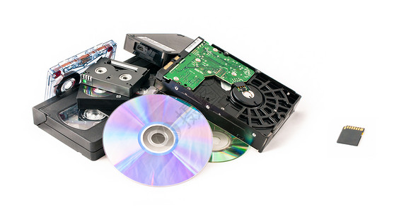 硬盘录像机靠近旧记忆堆的闪存卡背景
