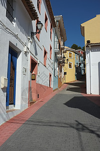 地中海村街上坡鹅卵石晴天阳光粉饰街道背景图片