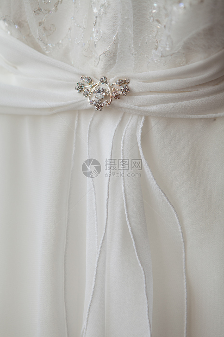 一件有胸针的礼服的一部分别针薄纱已婚刺绣按钮拉刀婚礼宏观宝石庆典图片