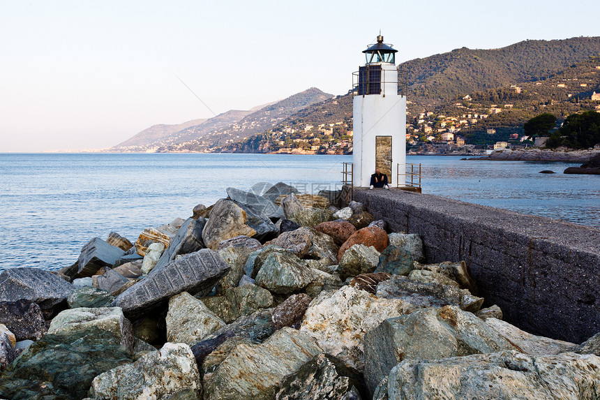 意大利热那亚附近的Camogli村灯塔房子石头旅游旅行支撑港口安全海岸建筑蓝色图片