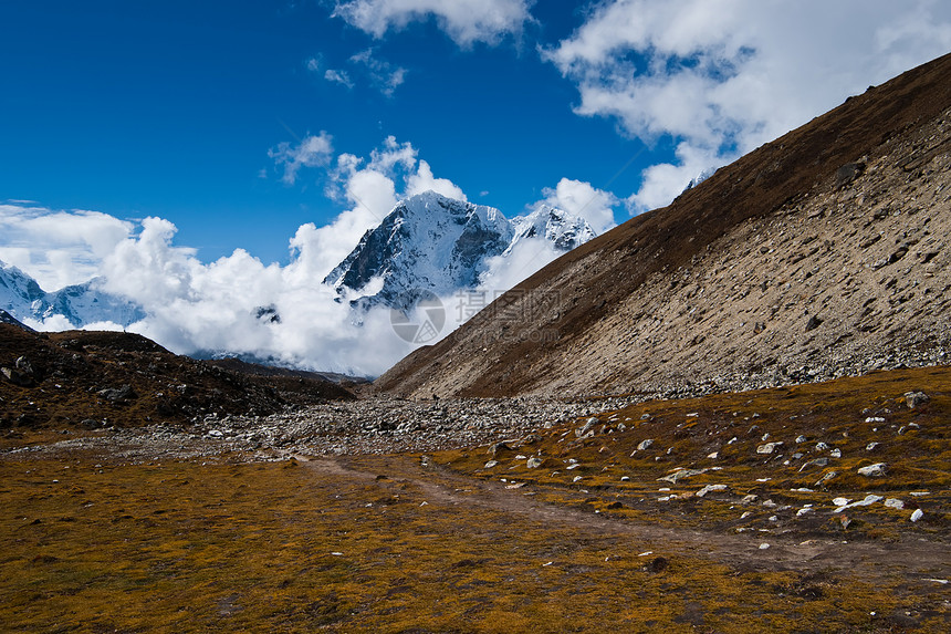 秋季喜马拉雅风景 山丘和山峰图片