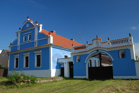 捷克老旧国家住房村庄传送门山墙风格蓝色农村绿色生计财产入口背景图片