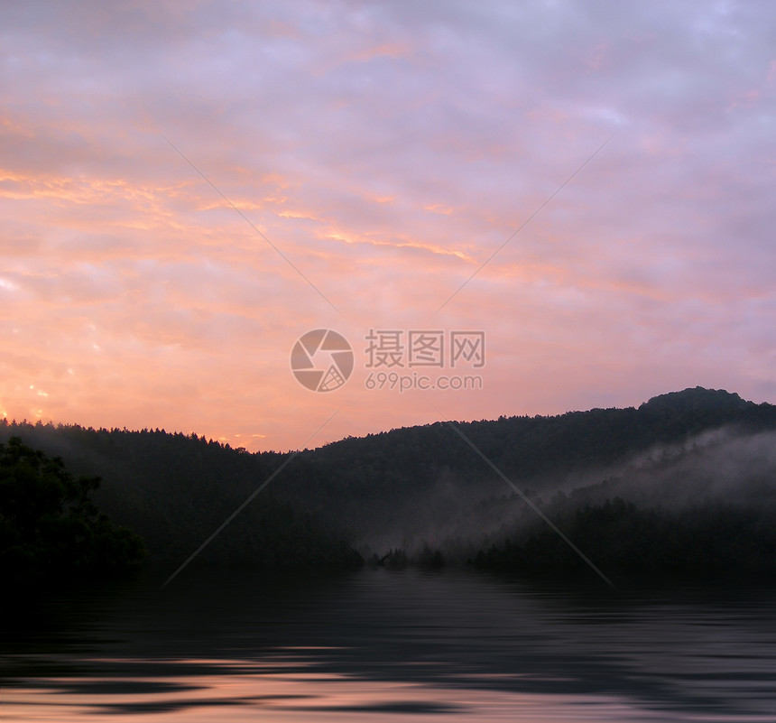 日落风景湿地辉光反射镜子蓝色地平线池塘薄雾天空图片