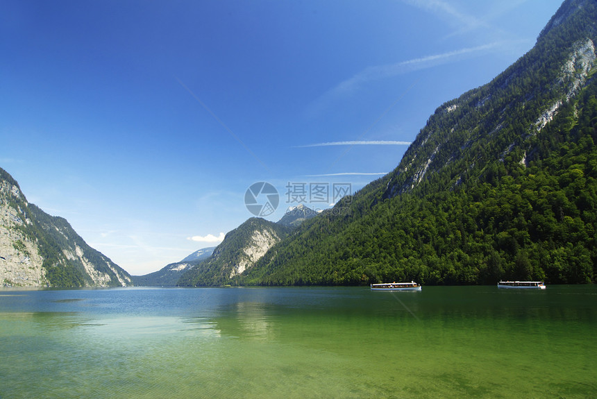 阿尔卑湖旅游树木生态天空蓝色风景高山顶峰石头悬崖图片