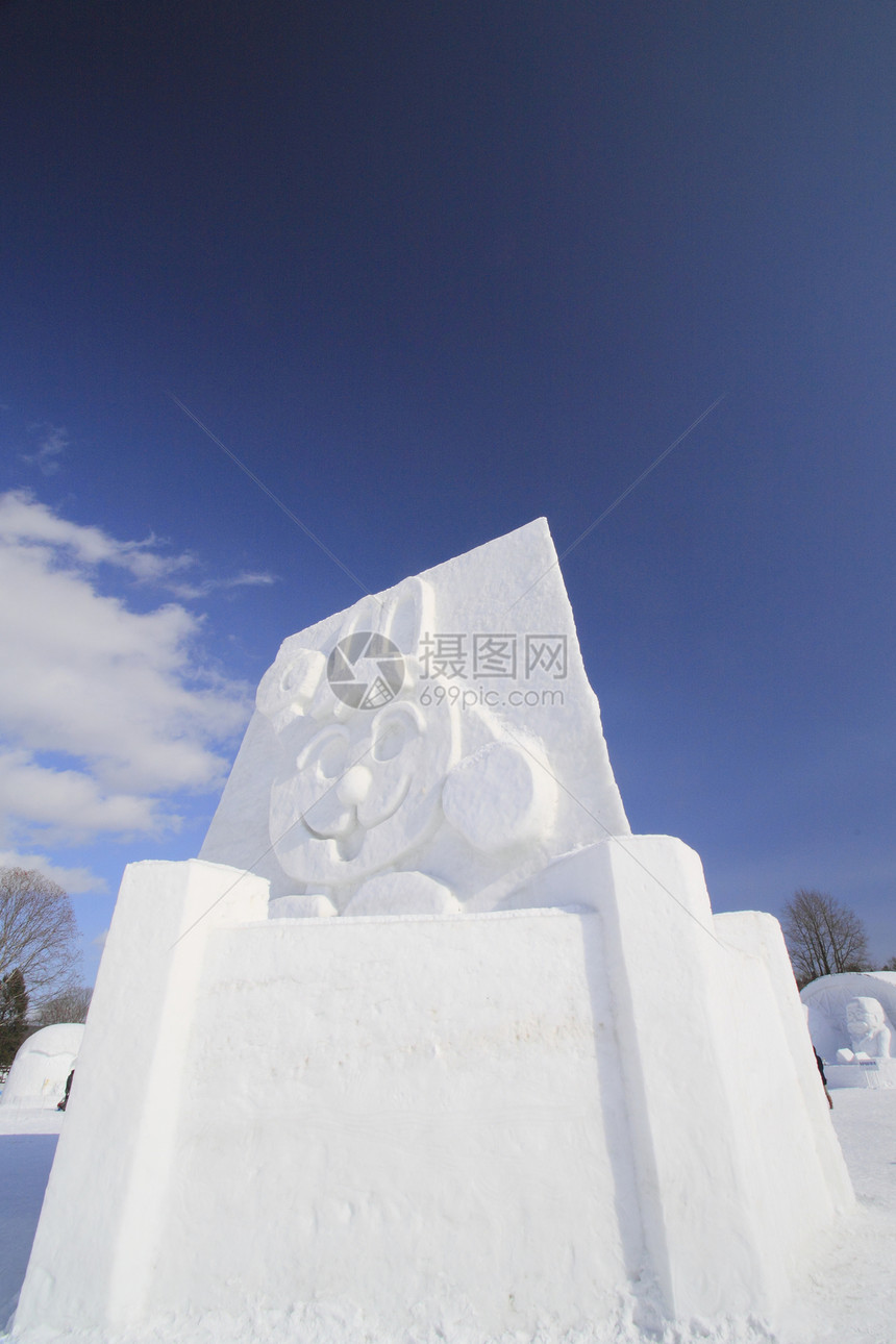 日本日积雪节季节冻结雕像雪祭雕刻蓝天图片