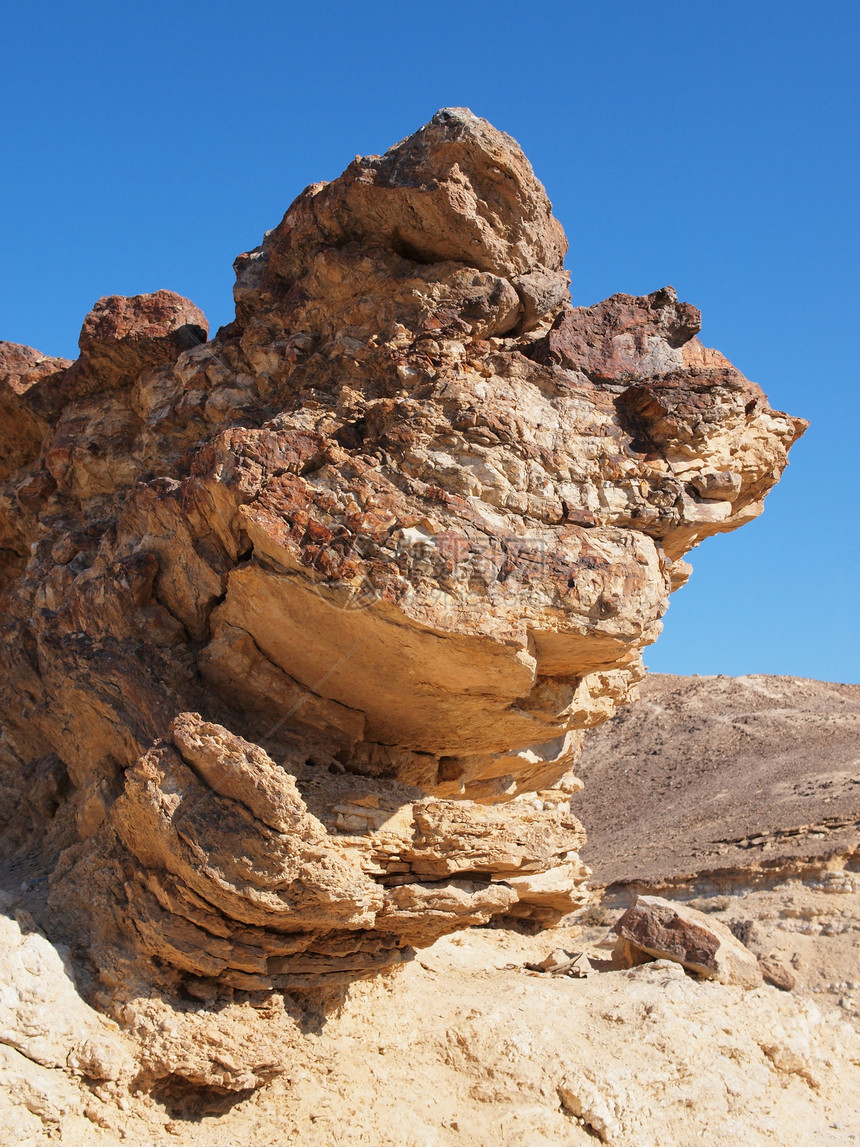 石化沙漠中的精白层橙色岩石侵蚀砂岩干旱小路橙子地质学分层丘陵游客悬崖图片