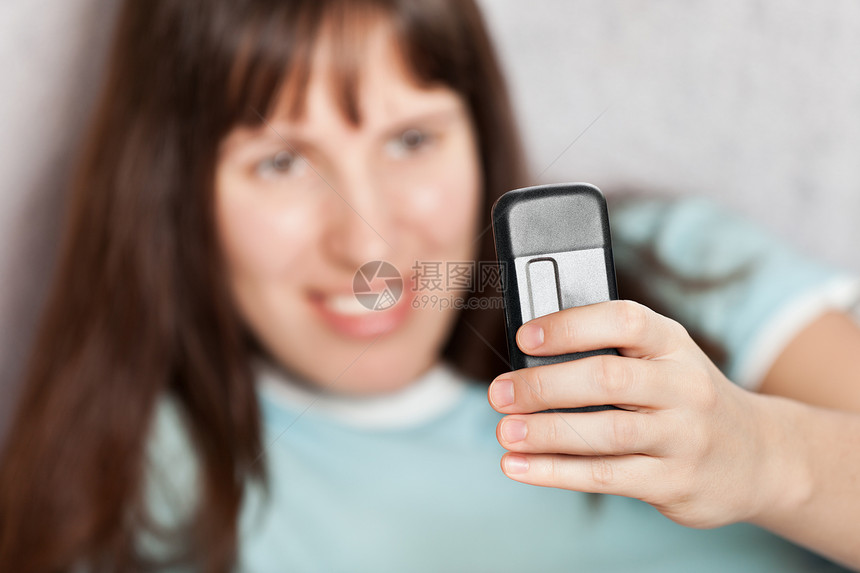 妇女手中的移动电话商业电讯技术讨论键盘呼唤成人微笑机动性快乐图片