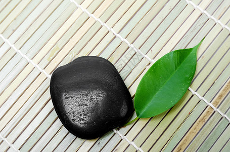 石头和树叶工作室卵石平衡福利竹子叶子黑色健康文化绿色背景图片