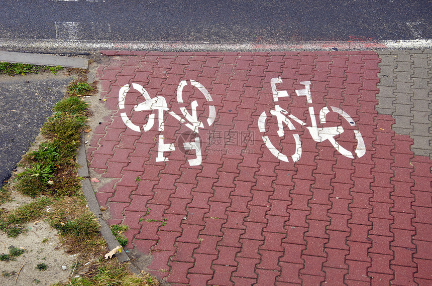 在城市中带有符号的自行车赛道图片