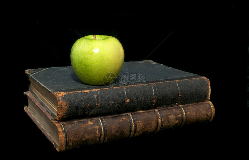 旧书和苹果文学头书黑色字母图书馆体积知识大部小说历史图片