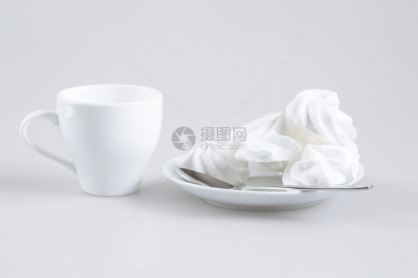 白色的糖果巧克力飞碟餐具杯子食物奶油早餐糖类宏观烘烤图片