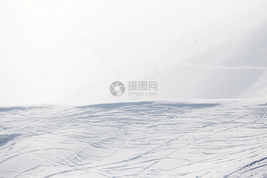 雪上滑雪痕迹运动蓝色季节曲线踪迹娱乐云杉冻结路线探索图片