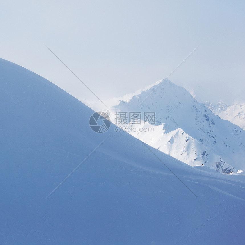 平面顶部暴风雪旅行滑雪天空岩石季节冰川风景顶峰太阳图片