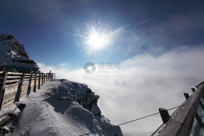 平面顶部岩石风景顶峰太阳蓝色天空全景旅游冰川远足图片