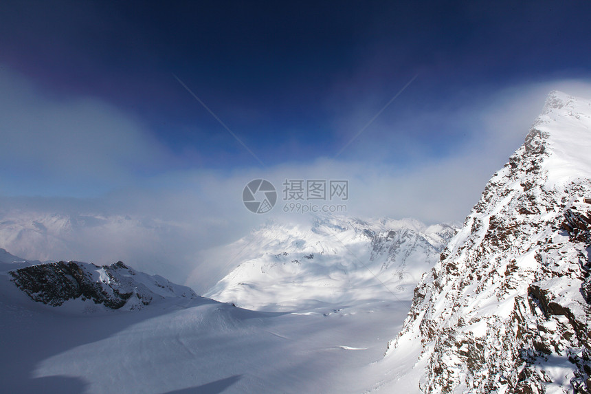 平面顶部天空旅游岩石运动暴风雪高山单板季节旅行蓝色图片