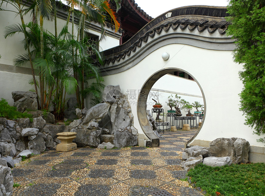 中国风格的花园建筑公园天空池塘生长文化园艺房子小路树叶图片