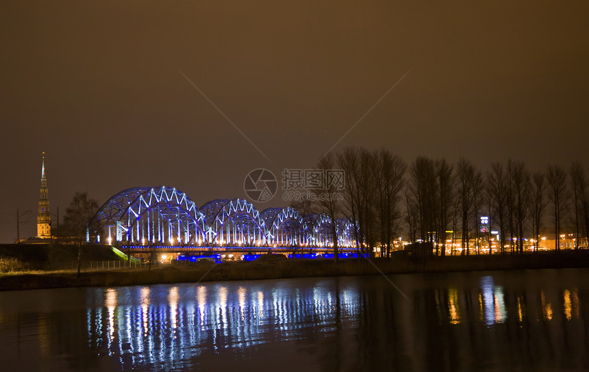 里加拉脱维亚夜间城市景观旅游天空场景地标国家建筑学旅行反射图片